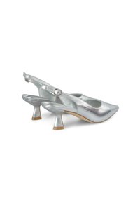 Scarpe slingback metalliche argento con punta affusolata e tacco curvo basso. La parte superiore presenta una leggera lucentezza e una delicata cinghia alla caviglia con fibbia.