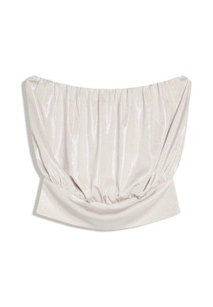 Lesklá bílá halenka s odhalenými rameny s elastickým výstřihem a lemem vytvářejícím volánový efekt.