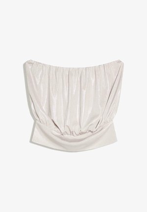 Bluza albă strălucitoare, cu umerii goi, cu decolteu și tiv elastic, creând un efect adunat.