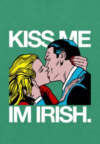 Zelené tričko s komiksovým ilustrací páru, který se líbá, s tučným bílým textem: "PUSŤ MĚ, JSEM IRSKÝ." Červené a žluté akcenty.