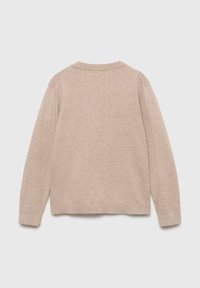 Beige neulepusero, jossa on pitkät hihat, pyöreä kaulus ja ribbireunat. Pehmeä tekstuuri yksinkertaisella ja minimalistisella muotoilulla.