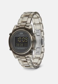 Reloj cronógrafo digital con una correa de acrílico transparente y gris. Presenta una esfera negra redonda con pantalla digital y acentos plateados.