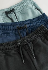 Drei Paar Jogginghosen: hellgrün, dunkelblau und schwarz. Jede Hose verfügt über einen elastischen Bund mit Kordelzug und Seitentaschen.