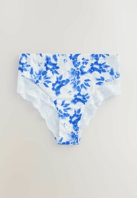 Lenjerie intimă pentru femei, confecționată dintr-un material alb decorat cu modele florale albastre, completată cu dantelă pe margini.