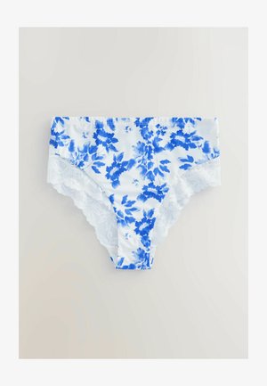 Damenunterwäsche aus einem weißen Stoff, verziert mit blauen Blumenmustern, ergänzt durch Spitzenbesätze an den Kanten.