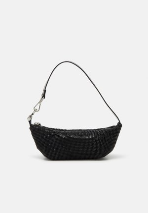 Petit sac à épaule noir couvert de petites perles avec une fine sangle et une boucle argentée sur fond blanc.