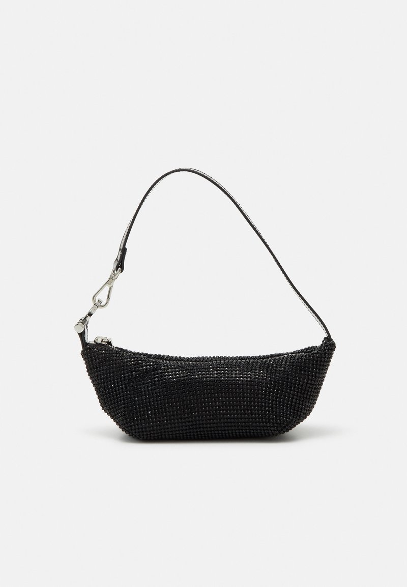 Petit sac à épaule noir couvert de petites perles avec une fine sangle et une boucle argentée sur fond blanc.