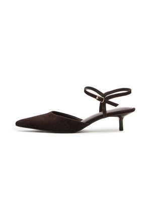 Décolleté in camoscio marrone con punta affusolata, sottile cinturino alla caviglia e tacco basso. Presenta una texture liscia e un design minimalista.