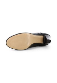 Scarpa in pelle nera con una finitura liscia, punta arrotondata e tacco di altezza media. La suola è beige con scanalature per una migliore aderenza. Nessun abbellimento visibile.