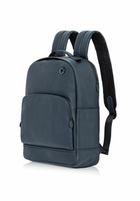 Granatowy plecak skórzany z dwiema regulowanymi ramiączkami, przednią kieszenią na zamek błyskawiczny oraz gładką fakturą; zaokrąglony kształt górny i przeszycia.