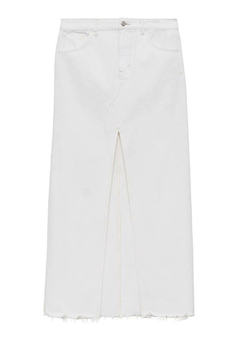 Jupe en denim blanc avec une fente avant, un ourlet effiloché et un design traditionnel à cinq poches. Texture douce avec des détails de couture subtils.