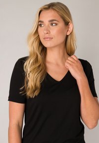 BASE LEVEL YANIC - T-shirt basic - black