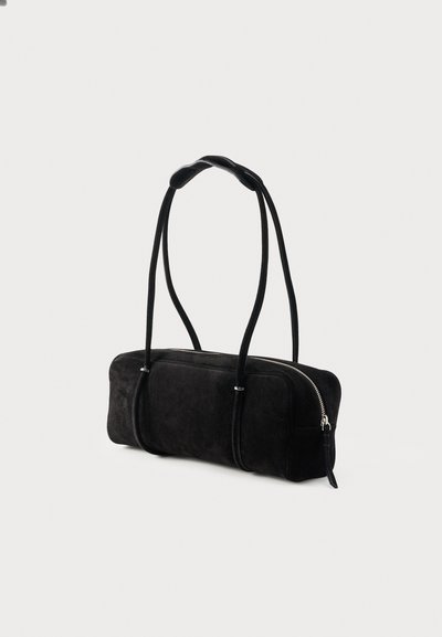 Μαύρη ορθογώνια τσάντα ώμου από σουέντ με διπλούς λεπτούς ιμάντες και ασημένιο φερμουάρ κλεισίματος σε λευκό φόντο.