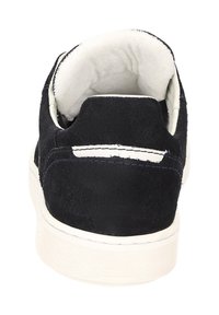 Schwarze Wildleder-Sneaker mit weißen Akzenten, ausgestattet mit einem gepolsterten Kragen und einer strukturierten Gummisohle. Sauberes Design, geeignet für die Freizeit.