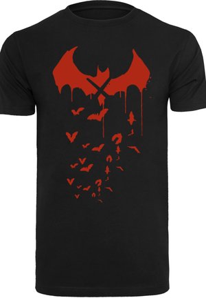 Schwarzes Baumwoll-T-Shirt mit einem roten Fledermaus-Design, das tropfende Elemente und kleine Fledermäuse in einem absteigenden Muster zeigt.