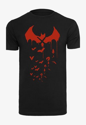 Schwarzes Baumwoll-T-Shirt mit einem roten Fledermaus-Design, das tropfende Elemente und kleine Fledermäuse in einem absteigenden Muster zeigt.