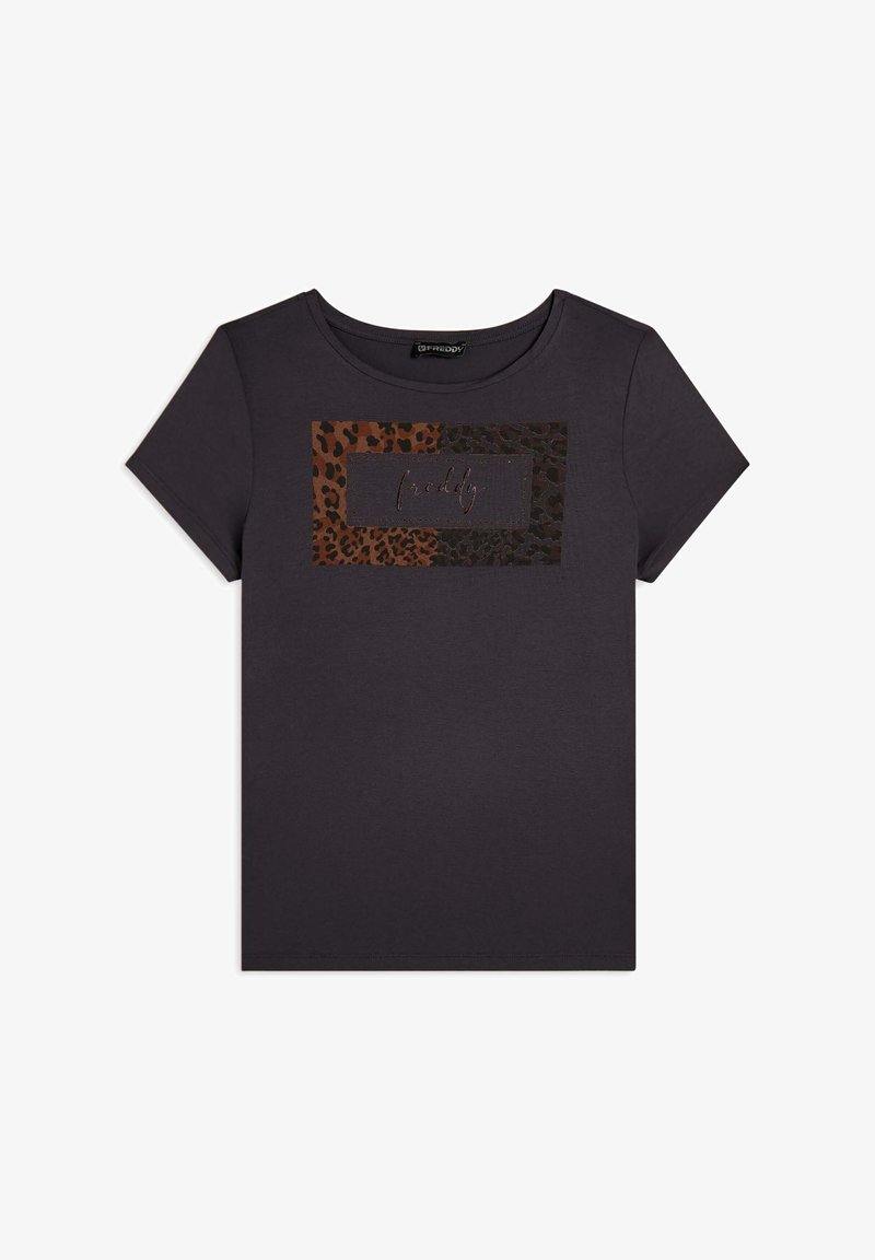 Camiseta de algodón negra con un panel rectangular con estampado de leopardo marrón y negro y la palabra "freddy" en estilo en relieve.