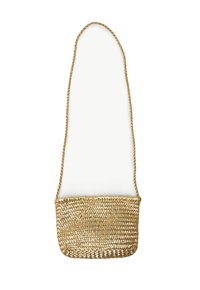Gouden geweven tas met een lange, gedraaide strap. Het rechthoekige onderstel heeft een ingewikkelde geweven textuur, wat het lichtgewicht en flexibele ontwerp accentueert.