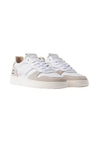 Hvide sneakers med en blanding af læder og ruskind, med en glat og perforeret tekstur, inklusive lysebeige accenter og flade snørebånd.