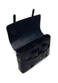 Mørkeblå lædertaske med klaplukning, indvendige lommer og justerbare stropper. Glat tekstur og minimale hardwaredetaljer.
