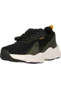 Chaussure de sport noire avec tige en maille, accents vert olive, semelle blanche et lacets noirs. Présente une languette orange et des motifs légèrement en relief.