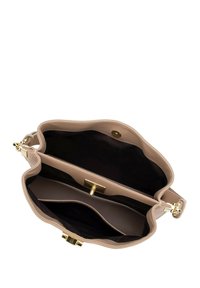 Borsa a tracolla in pelle beige con texture, dotata di un ampio interno nero e dettagli in oro, con numerosi scomparti per l'organizzazione.