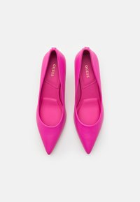 Guess BOMAY - Klasické lodičky - fuxia