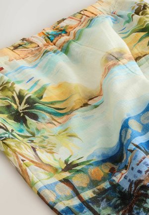 Lagani materijal s šarenim tropskim uzorkom koji uključuje palme, pješčane plaže, plavu vodu i motive školjki duž ruba.