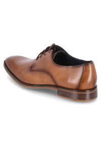 Scarpa da uomo in pelle marrone con punta arrotondata, dettagli di cucitura minimi e chiusura con lacci. Finitura leggermente lucida su una texture liscia.