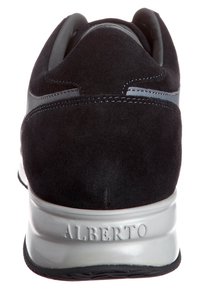 Schwarzer Wildlederschuh mit rundem Absatz, silbernen Akzenten und Markenlogo auf der Rückseite. Weiche Textur mit glattem Finish an der Sohle.