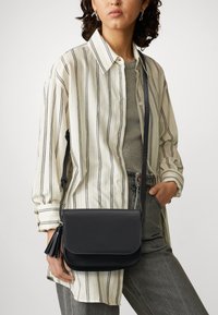 Even&Odd Torba čez telo - black