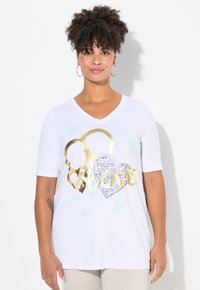 Camiseta blanca de manga corta con cuello en V, decorada con acentos dorados y brillantes, diseños de corazones y patrones de corazones multicolor. Textura de tela suave.