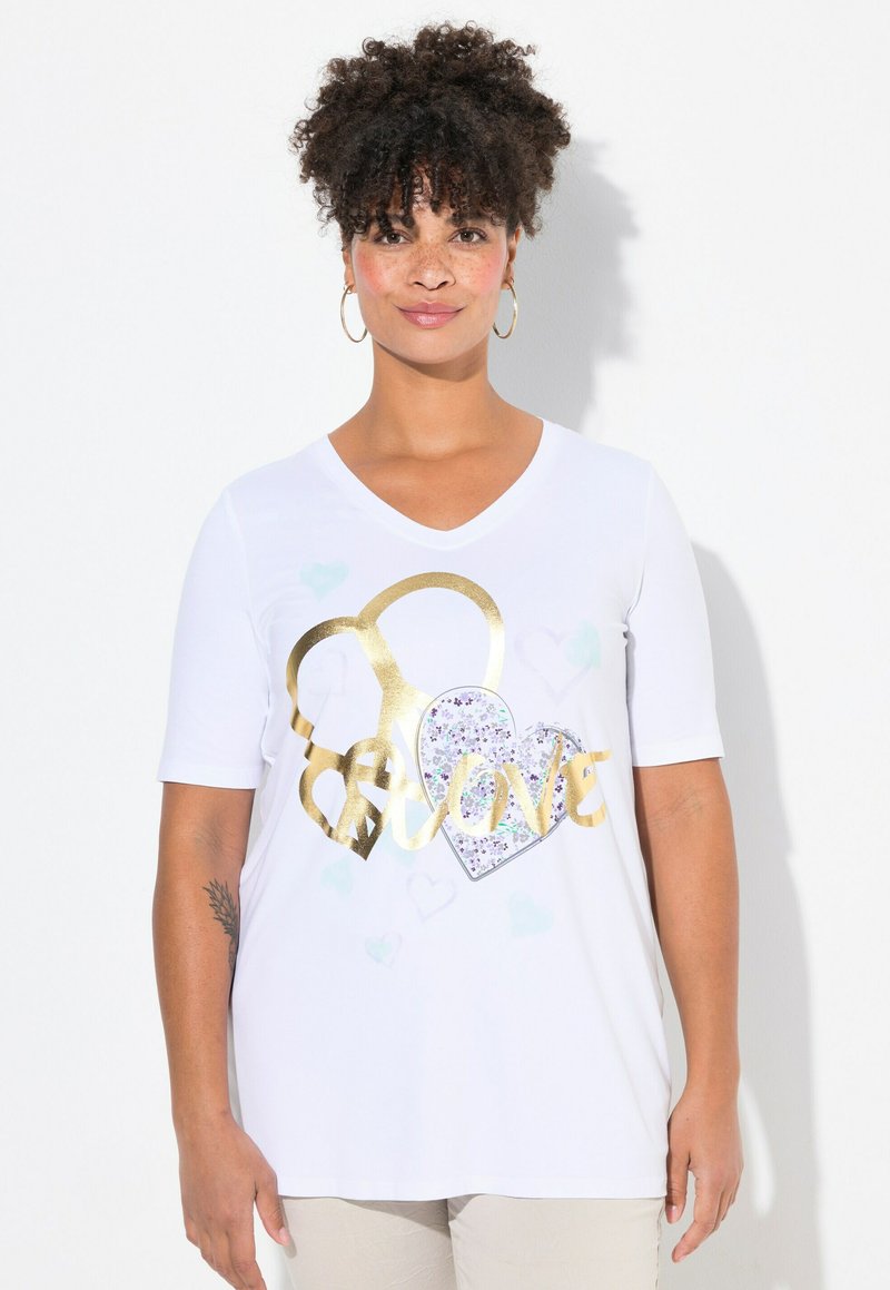 Camiseta blanca de manga corta con cuello en V, decorada con acentos dorados y brillantes, diseños de corazones y patrones de corazones multicolor. Textura de tela suave.