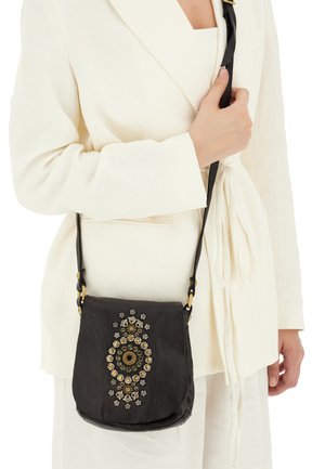 Borsa a tracolla in pelle nera con un motivo decorativo di perline. Caratterizzata da una forma piatta, una tracolla regolabile e finiture in tono oro.