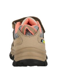 Vaaleanbeige vaelluskengät, joissa on teksturoitu harmaan ja ruskean yläosa, vaaleanpunaiset yksityiskohdat kauluksessa ja säädettävässä hihnassa sekä kestävä musta pohja.