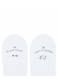 Weiße Knöchelsocken mit dem Text "Rate mal!" und "Ich bin unsichtbar!" in Grau. Glatte Textur, rundes Zehendesign, minimalistischer Stil.