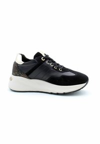 Baskets noires confectionnées en daim et cuir, avec un accent texturé au niveau du talon, une semelle intermédiaire blanche et des lacets noirs.