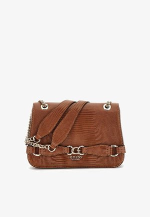 Borsa a tracolla in finta pelle di serpente marrone con una tracolla in catena argentata e hardware con logo. Presenta una forma elegante e una superficie testurizzata.