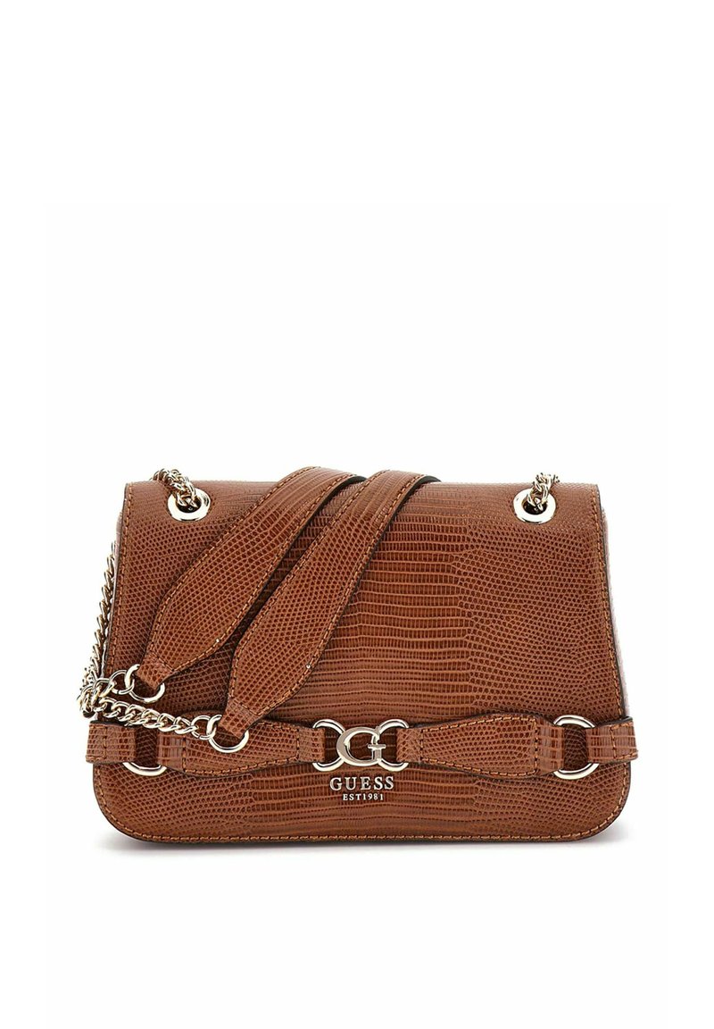 Borsa a tracolla in finta pelle di serpente marrone con una tracolla in catena argentata e hardware con logo. Presenta una forma elegante e una superficie testurizzata.