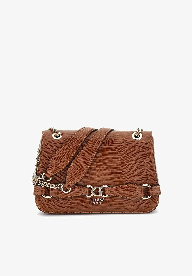 Borsa a tracolla in finta pelle di serpente marrone con una tracolla in catena argentata e hardware con logo. Presenta una forma elegante e una superficie testurizzata.