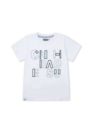 Camiseta blanca de manga corta para niños con letras dispersas en azul y gris que forman la palabra "CANADHOUSE" en el frente.