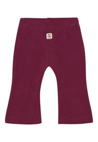 Donkerrode babybroek met uitlopende pijpen en een elastische tailleband, met een klein stoffen label op de achterkant in het midden.