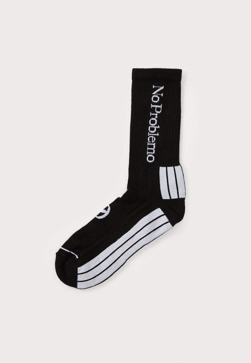 Medias hasta la rodilla negras con rayas horizontales blancas y el texto "No Problemo" en blanco, con una textura acanalada y un diseño de punta redondeada.