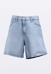 Shorts di denim azzurro chiaro con vestibilità ampia, design a cinque tasche e chiusura con bottone. Taglio a gamba dritta e sbiaditure minime visibili.