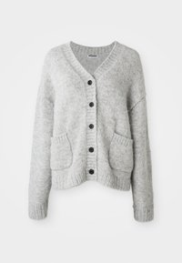 Cardigan grigio chiaro realizzato in materiale morbido, con scollo a V, chiusura con bottoni, due tasche frontali e polsini e orlo a coste.