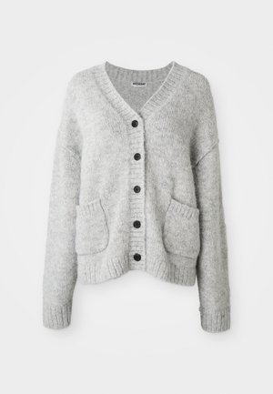 Svijetlo sivi kardigan izrađen od mekog materijala sa v-izrezom, dugmadi sprijeda, dva prednja džepa i rebrastim manžetama i rubom.