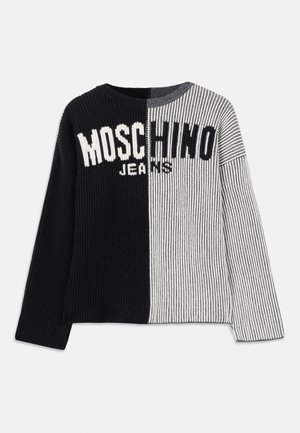 Megztinis su plyšiu juodos ir pilkos spalvos raukšlėmis, su užrašu „MOSCHINO JEANS“ ryškiu baltu tekstu per krūtinę. Apvalus iškirpimas.