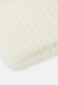 MSCH Copenhagen ANNALISA BEANIE KEY - Pletena kapa - egret