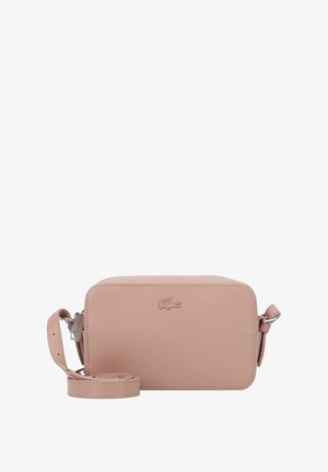 Poederroze rechthoekige crossbodytas met een gestructureerd oppervlak, zilverkleurige hardware en een verstelbare riem met een geperst logodetail.