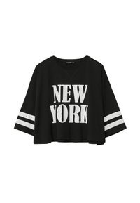 Černé zkrácené tričko vyrobené z bavlny. Obsahuje bílé nápisy "NEW YORK" a dva bílé horizontální pruhy na rukávech. Volný střih a širší výstřih.